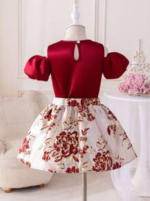 SHEIN Glamorique Kids 年轻女孩 2 件缎面泡泡袖上衣搭配提花裙套装，优雅时尚，适合春夏日常穿着、派对和聚会，展现女孩优雅、活力和可爱的风格 - 酒紅色 - 查看 2