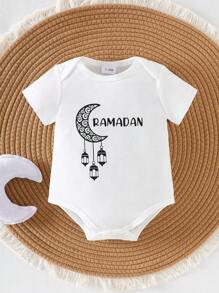 SHEIN Body bébé garçon nouveau-né style décontracté, motif de lettre et de lanterne de lune du festival de Ramadan, manches courtes, body noir jour national abaya kaftan jalabiya tunic, décoration de Ramadan, vêtements islamiques, vêtements bébé unisexes, body bébé, nouveau-né, bébé, body bébé 0M-9M, printemps/été - Blanc - Voir 3