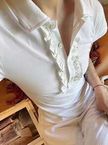 DAZY Camiseta de mujer de manga corta, cuello polo, de color liso, con volante, abotonada delante y ajuste ceñido - Blanco - Ver 1