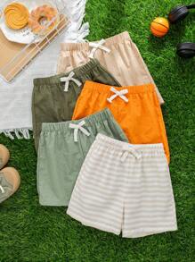 SHEIN Leap Crew Conjunto de 5 piezas de ropa deportiva informal para niños pequeños con estilo artístico y retro, pantalones cortos decorados con faja a rayas, conjunto económico de pantalones cortos de múltiples piezas