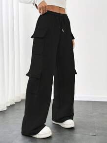 Flirla Pantalon gris décontracté pour femmes à taille basse, avec cordon de serrage, sangles, poches cargo et jambes larges. Un vêtement de sport minimaliste et pour l'automne.