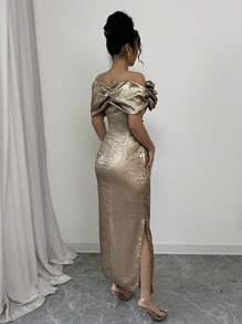 Elenzga Robe longue élégante de luxe, col dégagé, avec application de fleur dorée, plissée, fendue haute