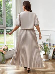 SHEIN Privé 2 件大码女式套装：短袖圆领黑色蝴蝶结简约优雅上衣和宽松长款百褶裙，适合通勤，灰色和杏色新品