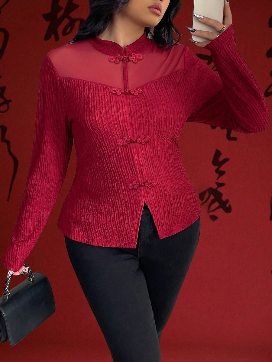 SHEIN Clasi 大码立领纽扣装饰网眼拼布凸起纹理材质浪漫中式休闲/正式长袖 T 恤，情人节 - 酒紅色 - 查看 1