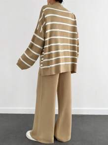 SHEIN Cottnline مجموعة نسائية مكونة من 2 قطعة: كنزة صوفية مخططة طويلة الأكمام بأكتاف منسدلة وبنطلون محبوك طويل - كاكي - مشاهدة 2
