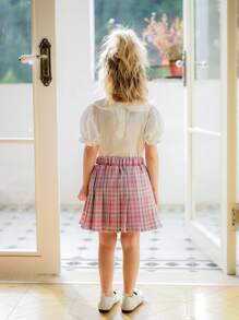 SHEIN Conjunto de blusa de manga corta con cuello Peter Pan y abertura trasera + falda mini con volantes y decoración de lazo para niñas, dulce y lindo