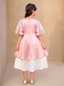 SHEIN Robe de mode décontractée pour fille préadolescente et fillette avec volants, imprimé pied-de-poule et blocs de couleurs. Convient pour l'été, peut être portée comme vêtement extérieur ou couche, matière douce et confortable, adaptée aux occasions décontractées, sorties, vacances, école