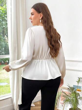 SHEIN Privé Plus Size Elegant enfärgad V-hals asymmetrisk volang pärlpärlformad långärmad blus, mångsidig kontorskläder för kvinnor, vår och höst