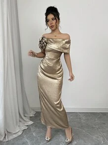 Elenzga Robe longue élégante de luxe, col dégagé, avec application de fleur dorée, plissée, fendue haute