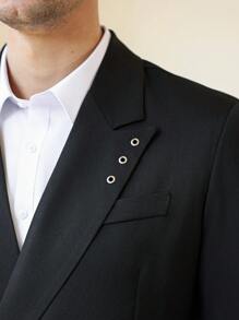 Manfinity Bizformal 男士商务正装，时尚优雅的黑色西装套装，创意金属圆环细节为衣领增添亮色。单纽扣开合，经典披肩翻领设计，更显时尚魅力与精致格调。这款西装是送给男朋友或老公的绝佳礼物，适合日常通勤、宴会、派对和其他正式场合。男士纯色立领长袖夹克和裤子套装，男士两件套西装，男士休闲西装，男士正装西装，男士西装 - 黑色 - 查看 2