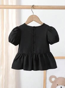 SHEIN 夏季女宝宝甜美优雅黑色泡泡袖短袖上衣，正面精致3D蝴蝶结，增添一丝精致俏皮感。搭配褶皱下摆设计，展现层次感和效果。适合多种场合，无论是约会、逛街、居家休闲还是朋友聚会。