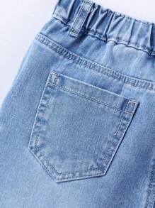 SHEIN Conjunto de 2 piezas para niños preadolescentes de estilo urbano callejero: Camiseta negra con estampado de oso rojo y pantalones cortos de mezclilla desgarrados y desgastados con cremallera en la cintura, longitud hasta la rodilla, en lavado claro