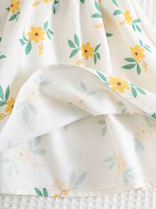 Cozy Pixies Babymeisjesjurk met pofmouwen en getailleerde taille en ditsy bloemenmotief