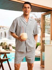Manfinity Swimmode Completo da spiaggia uomo composto da maglietta a righe a maniche corte e pantaloncini