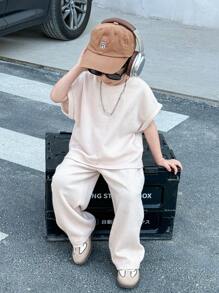 SHEIN Little Byeori 2pcs Kids Young Boy Boys Casual Japanese And Korean Loose Casual Apricot Knit Floral Yarn Pit Stripe Loose T-Shirt Pants Two-Piece Set, Suitable For School, Sports, Vacation, Home And Outdoor, Suitable For Spring And Summer Seasons