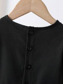 SHEIN 夏季女宝宝甜美优雅黑色泡泡袖短袖上衣，正面精致3D蝴蝶结，增添一丝精致俏皮感。搭配褶皱下摆设计，展现层次感和效果。适合多种场合，无论是约会、逛街、居家休闲还是朋友聚会。