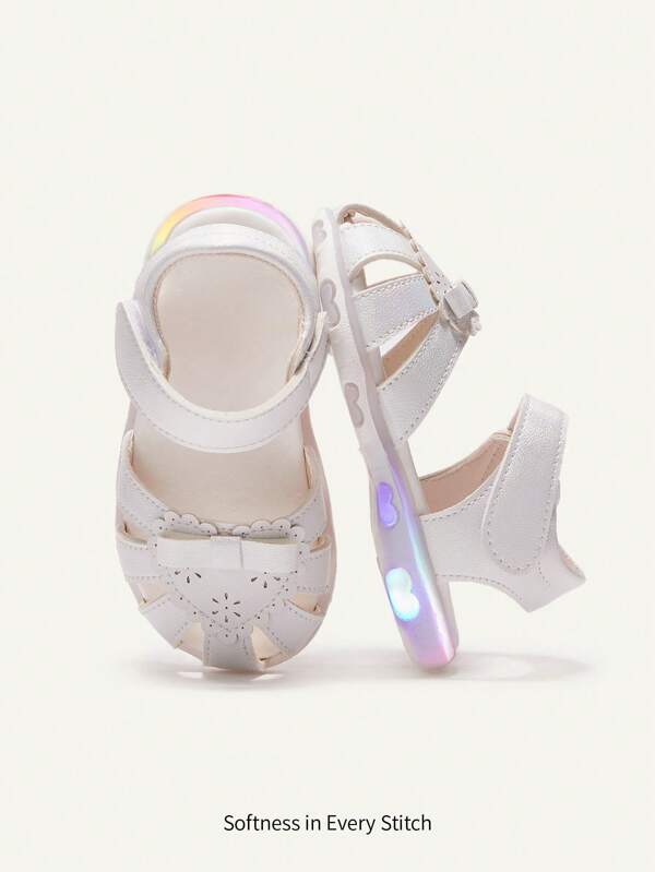 Cozy Pixies Sandalias blancas de PU con corazón hueco con luz para niñas pequeñas, suela antideslizante, lindas y versátiles