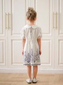 SHEIN Gaun Putri Bergaya Retro Model A-Line dengan Motif Bunga Vintage untuk Anak Perempuan, Kerah Berkerut, Bukaan Belakang, Lengan Berumbai, dan Hem Bermotif Bunga Retro, Cocok untuk Musim Panas. - Putih - View 2