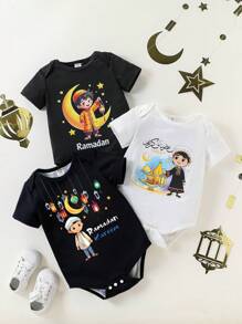 SHEIN 3 件套男婴休闲斋月节星月灯笼复古图案短袖连体衣，黑色国庆节长袍，贾拉比亚束腰外衣，斋月装饰，斋月儿童，斋月服装，伊斯兰服装，中性婴儿服装 3M-24M，春夏 - 黑與白 - 查看 1