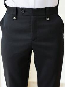 Manfinity Bizformal 男士商务正装，时尚优雅的黑色西装套装，创意金属圆环细节为衣领增添亮色。单纽扣开合，经典披肩翻领设计，更显时尚魅力与精致格调。这款西装是送给男朋友或老公的绝佳礼物，适合日常通勤、宴会、派对和其他正式场合。男士纯色立领长袖夹克和裤子套装，男士两件套西装，男士休闲西装，男士正装西装，男士西装 - 黑色 - 查看 3