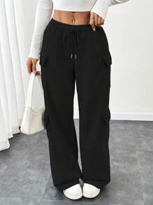 Flirla Pantalon gris décontracté pour femmes à taille basse, avec cordon de serrage, sangles, poches cargo et jambes larges. Un vêtement de sport minimaliste et pour l'automne.