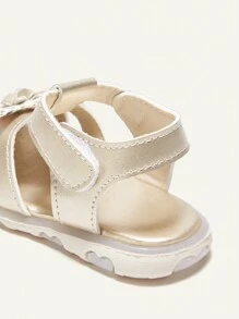 Cozy Pixies Sandalias con diadema dorada para niñas, versátiles para uso en interiores o exteriores