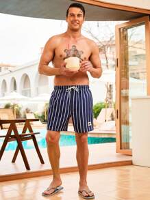 Manfinity Swimmode Quần short đi biển kẻ sọc có dây rút eo có chữ cho nam - Màu xanh hải quân - Xem 5