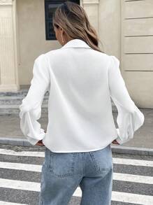 SHEIN Frenchy Chemisier femme blanc unicolore avec application de dentelle, col boutonné. Chemise casual, simple et pour un port quotidien, élégante pour le bureau ou les déplacements. Chemise à manches longues élégante, hauts simples, convenant pour le printemps et l'automne, décontracté pour les vacances à la française.