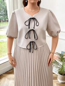 SHEIN Privé 2 件大码女式套装：短袖圆领黑色蝴蝶结简约优雅上衣和宽松长款百褶裙，适合通勤，灰色和杏色新品