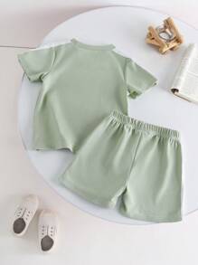 SHEIN 2pcs/Set Young Boy Kid Outfit, Stylish Contrast Color Comfortable Knit Short Sleeve Crew Neck Top And Matching Shorts Set, Casual Houndstooth Suitable For Travel, Vacation In Summer