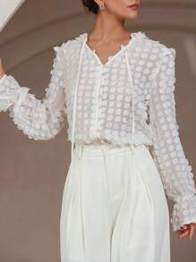 Aveloria Rosie 优雅法式时尚高端纹理面料略带透明系带领扣长袖衬衫，适合情人节和婚礼季节 - 白色 - 查看 2