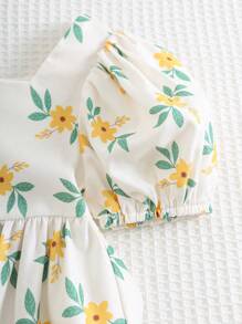 Cozy Pixies Babymeisjesjurk met pofmouwen en getailleerde taille en ditsy bloemenmotief