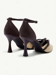 CUCCOO CHICEST Tacones altos tipo stiletto de 8 cm de mujer con puntera puntiaguda, material tejido y correa cruzada en color marrón - Marrón - Ver 10