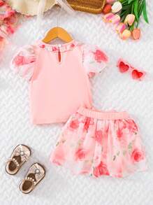 SHEIN Tinuta dulce roz pentru fetita, pentru primavara si toamna, cu un adorabil corp cu volane cu imprimeu floral, top cu maneci bufante, cu decolteu rotund, combinat cu fusta de decor cu fundita in contrast, set elegant si confortabil de 2 buc pentru fetita.