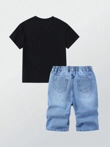SHEIN Conjunto de 2 piezas para niños preadolescentes de estilo urbano callejero: Camiseta negra con estampado de oso rojo y pantalones cortos de mezclilla desgarrados y desgastados con cremallera en la cintura, longitud hasta la rodilla, en lavado claro