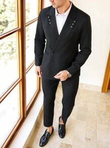 Manfinity Bizformal 男士商务正装，时尚优雅的黑色西装套装，创意金属圆环细节为衣领增添亮色。单纽扣开合，经典披肩翻领设计，更显时尚魅力与精致格调。这款西装是送给男朋友或老公的绝佳礼物，适合日常通勤、宴会、派对和其他正式场合。男士纯色立领长袖夹克和裤子套装，男士两件套西装，男士休闲西装，男士正装西装，男士西装 - 黑色 - 查看 4