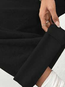 Flirla Pantalon gris décontracté pour femmes à taille basse, avec cordon de serrage, sangles, poches cargo et jambes larges. Un vêtement de sport minimaliste et pour l'automne.