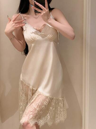 DAZY 浪漫蕾丝拼布缎面腰部不对称下摆女式睡袍、睡衣