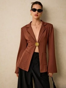 Poéselle Blazer marron chic avec broche de déclaration - parfait pour une élégance sans effort, un style de bureau chic et des tenues de soirée, blazer élégant pour femmes, vêtements de bureau pour femmes - Taupe - Voir 5