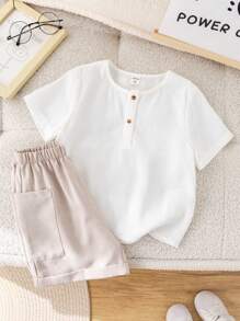 SHEIN 2 件套幼儿汽车图案 T 恤和纯色裤子套装，带装饰口袋的休闲套头衫，春夏