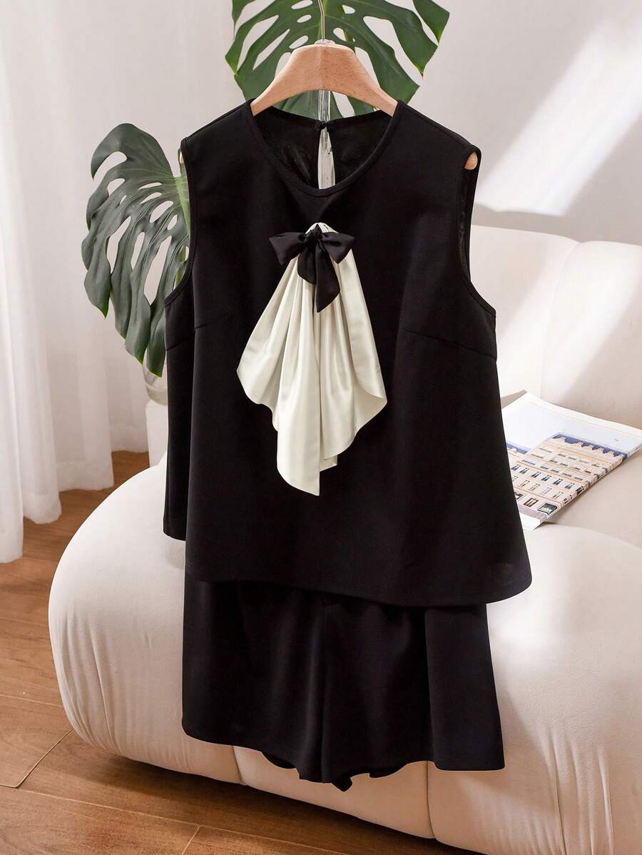 SHEIN Frenchy 大码优雅通勤休闲无袖圆领蝴蝶结衬衫和短裤套装 - 黑色 - 查看 1