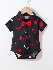 SHEIN 男婴两件套服装，爱心印花短袖连体衣+围兜裤套装 - 黑色 - 查看 3