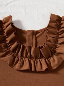 SHEIN Braunes A-Linien-Kleid mit Rüschenbesatz und quadratischem Ausschnitt für Tween-Mädchen, neue Frühjahr/Sommer-Kollektion 2025, geeignet für den Sommerurlaub, den Alltag, Ausflüge und gesellschaftliche Veranstaltungen