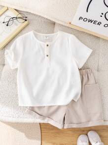 SHEIN 2 件套幼儿汽车图案 T 恤和纯色裤子套装，带装饰口袋的休闲套头衫，春夏