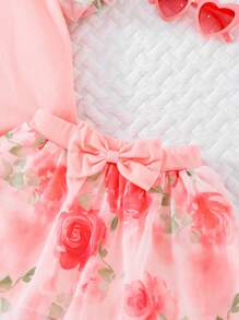 SHEIN Tinuta dulce roz pentru fetita, pentru primavara si toamna, cu un adorabil corp cu volane cu imprimeu floral, top cu maneci bufante, cu decolteu rotund, combinat cu fusta de decor cu fundita in contrast, set elegant si confortabil de 2 buc pentru fetita.