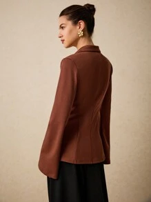 Poéselle Blazer marron chic avec broche de déclaration - parfait pour une élégance sans effort, un style de bureau chic et des tenues de soirée, blazer élégant pour femmes, vêtements de bureau pour femmes - Taupe - Voir 2