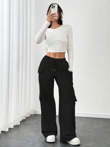 Flirla Pantalon gris décontracté pour femmes à taille basse, avec cordon de serrage, sangles, poches cargo et jambes larges. Un vêtement de sport minimaliste et pour l'automne.
