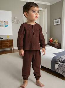 Set de 2 piezas de pijama con Top de manga larga y pantalón con patrón de gofre para niño pequeño, color marrón café
