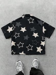 Manfinity EMRG Camisa casual de manga corta con cuello con cremallera y estampado de estrellas para hombre