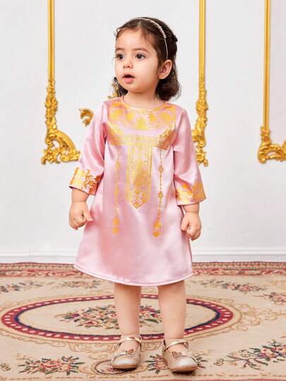 SHEIN Leap Crew 女婴缎面粉色和金色图案长袖连衣裙，春夏